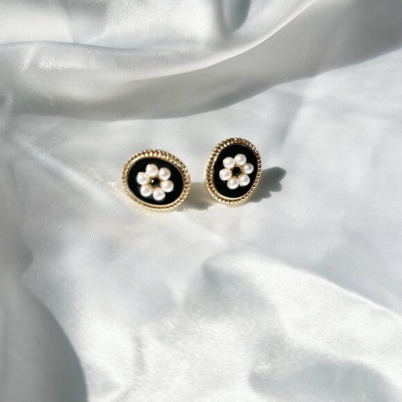 Vintage Pearl Flower Stud Earrings Elegant Black & Gold Design inspired floral - Picture 1 of 4